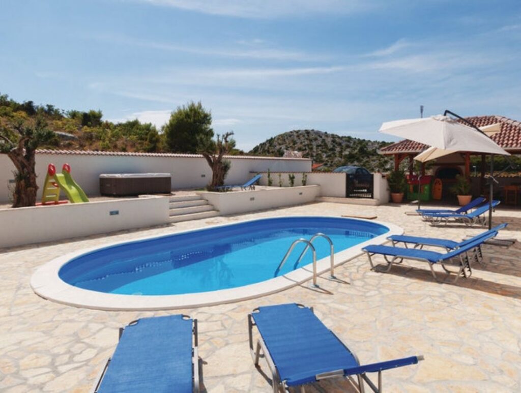 Piscina in lamiera ovale