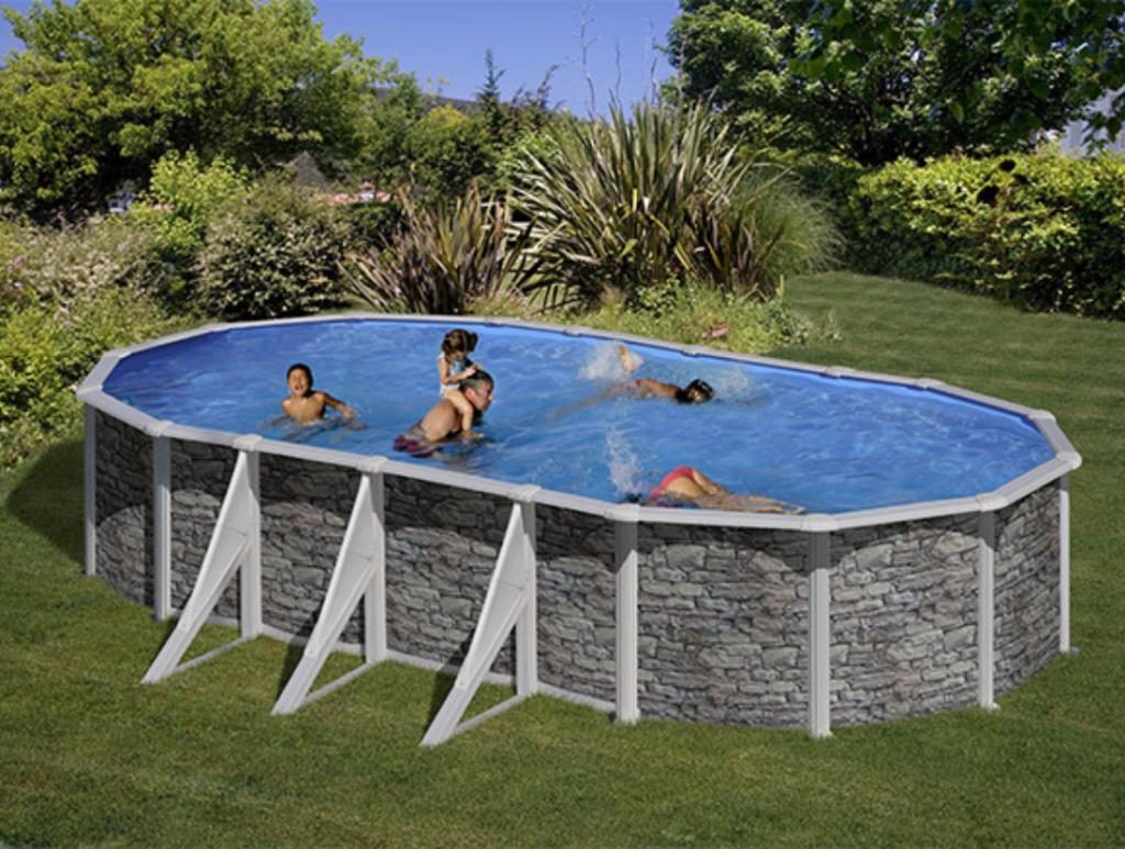 piscina ovale pietra con contrafforti